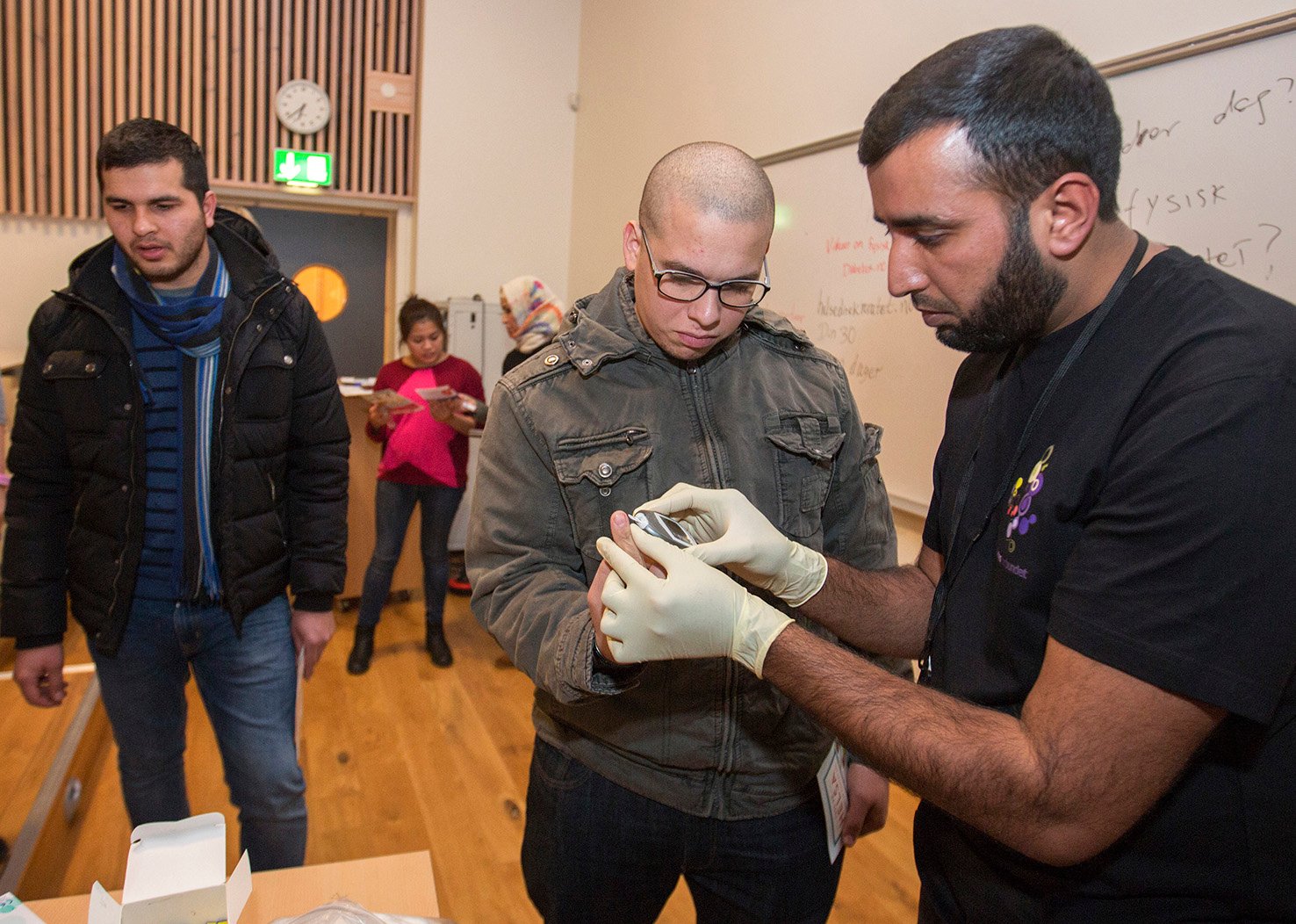 Мужчина, у которого проверяют уровень сахара в крови